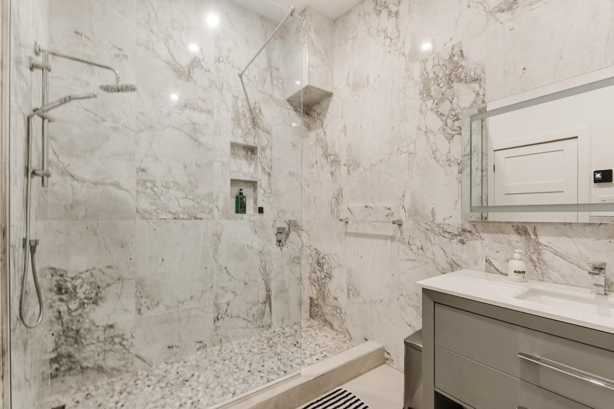 Elegant 3 Bedroom Apartment In Old Port - 302 Монреал Екстериор снимка